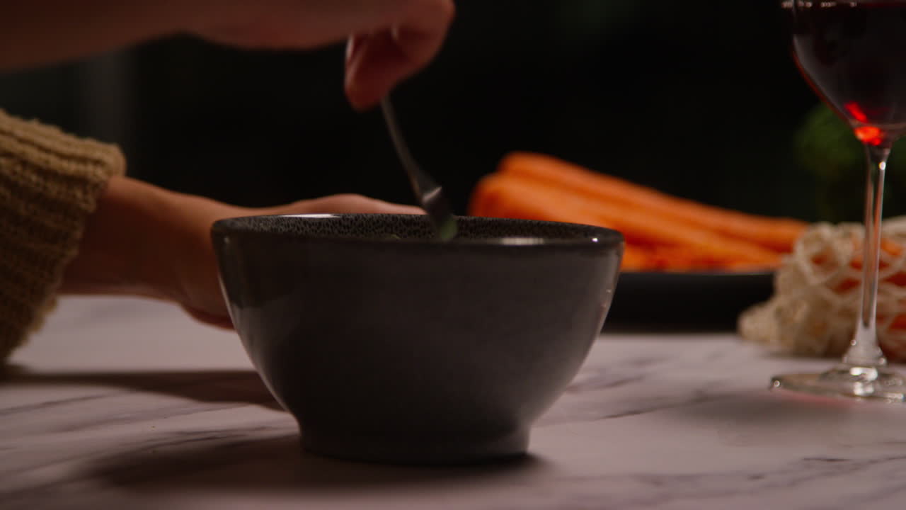 부에서 건강한 채식주의자 또는 채식주의자의 식사를 준비하는 여성의 근접 사진, 와인 한 잔과 함께 타부레 러드 그에 소스를 부어 1