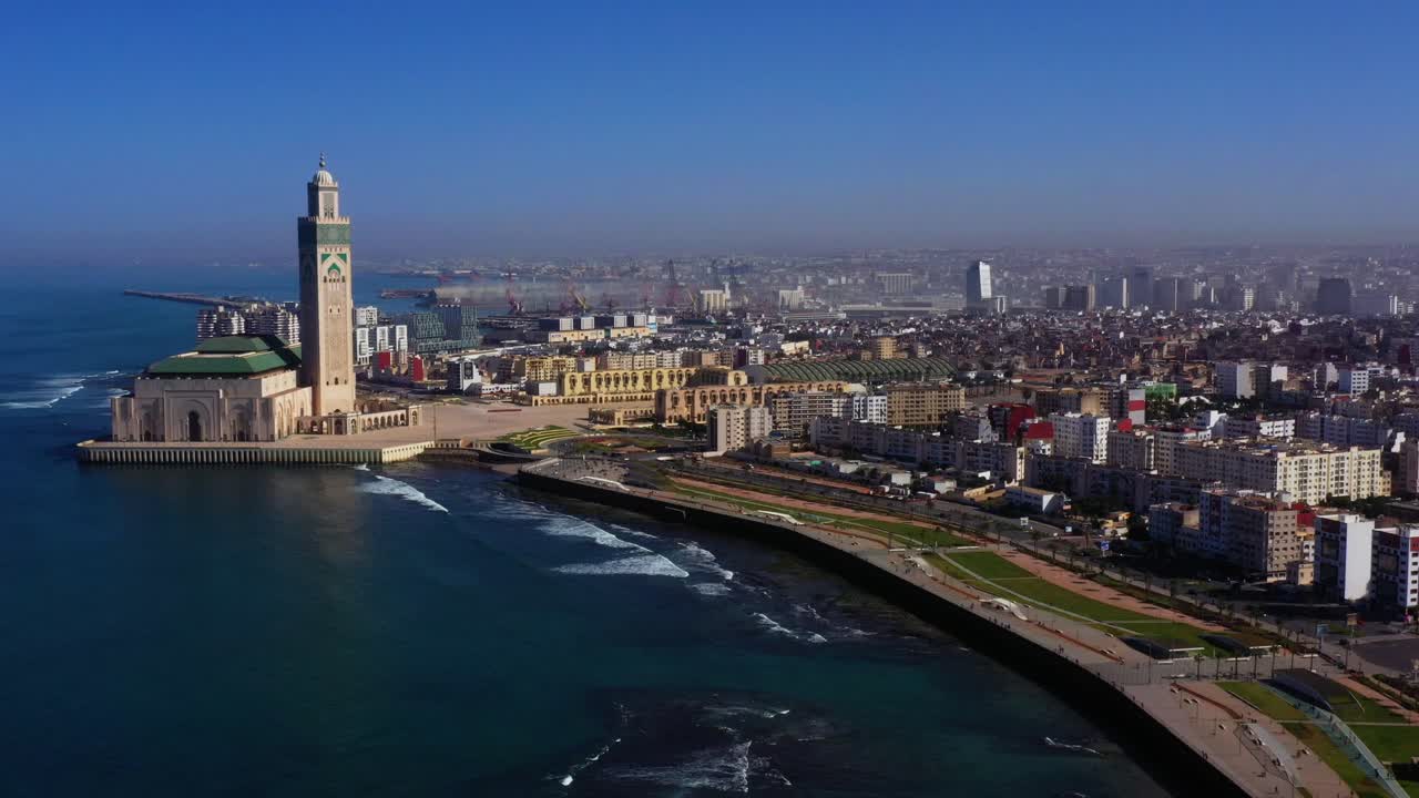 Ampia veduta aerea dello skyline di Casablanca lungo la costa atlantica in Marocco, con la Moschea di Hassan II e il paesaggio urbano del lungomare.