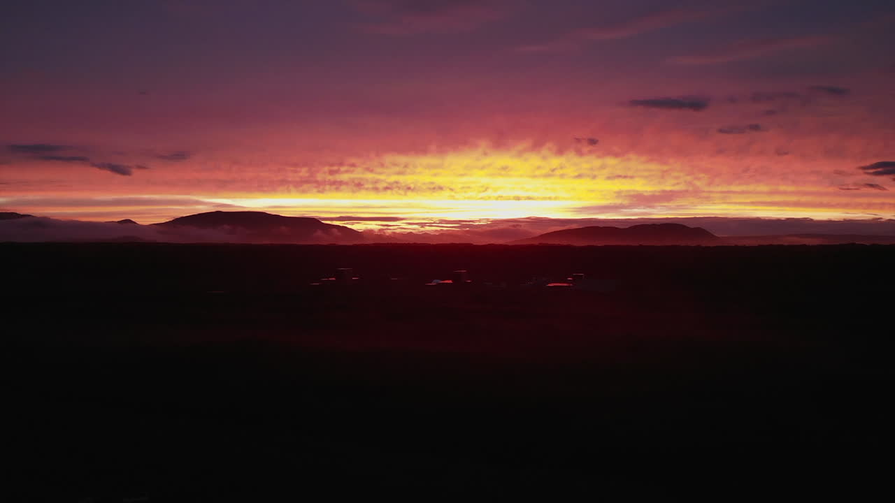 puesta de sol sobre un paisaje de montaña