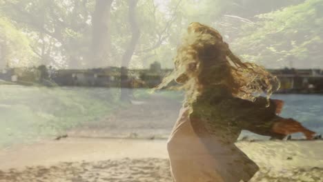 mujer girando por la playa