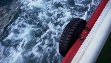 neumático de camión al lado del barco, mientras se mueve sobre el mar en estambul
