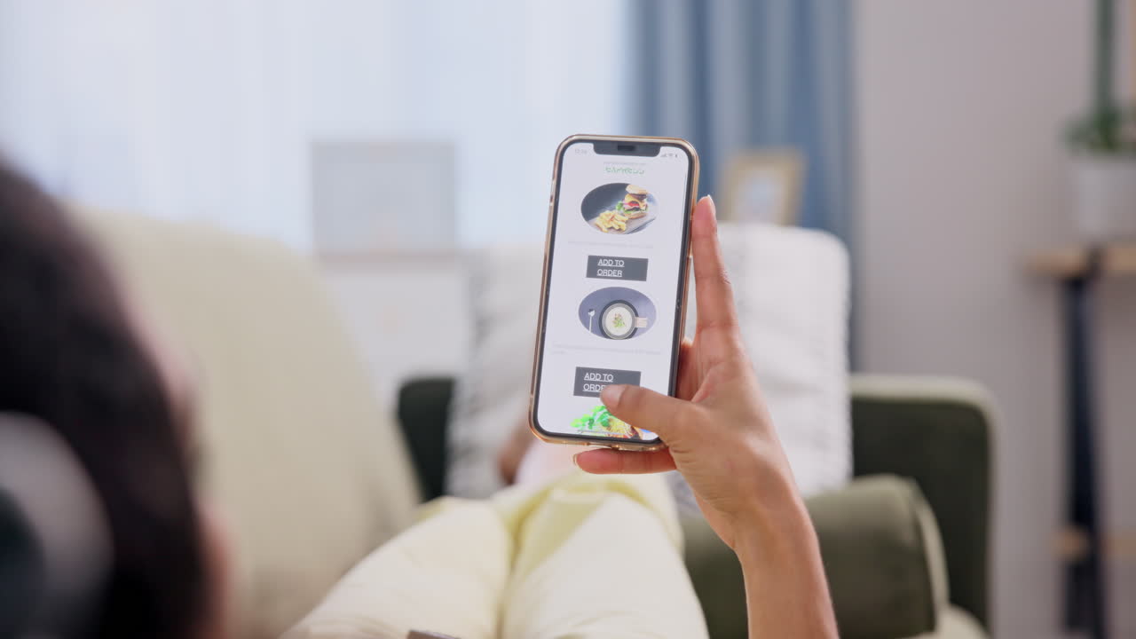 스마트폰으로 온라인으로 음식을 주문하는 사람