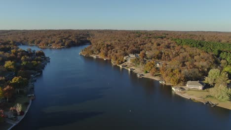 vista aérea de lake cove con casas a orillas del lago