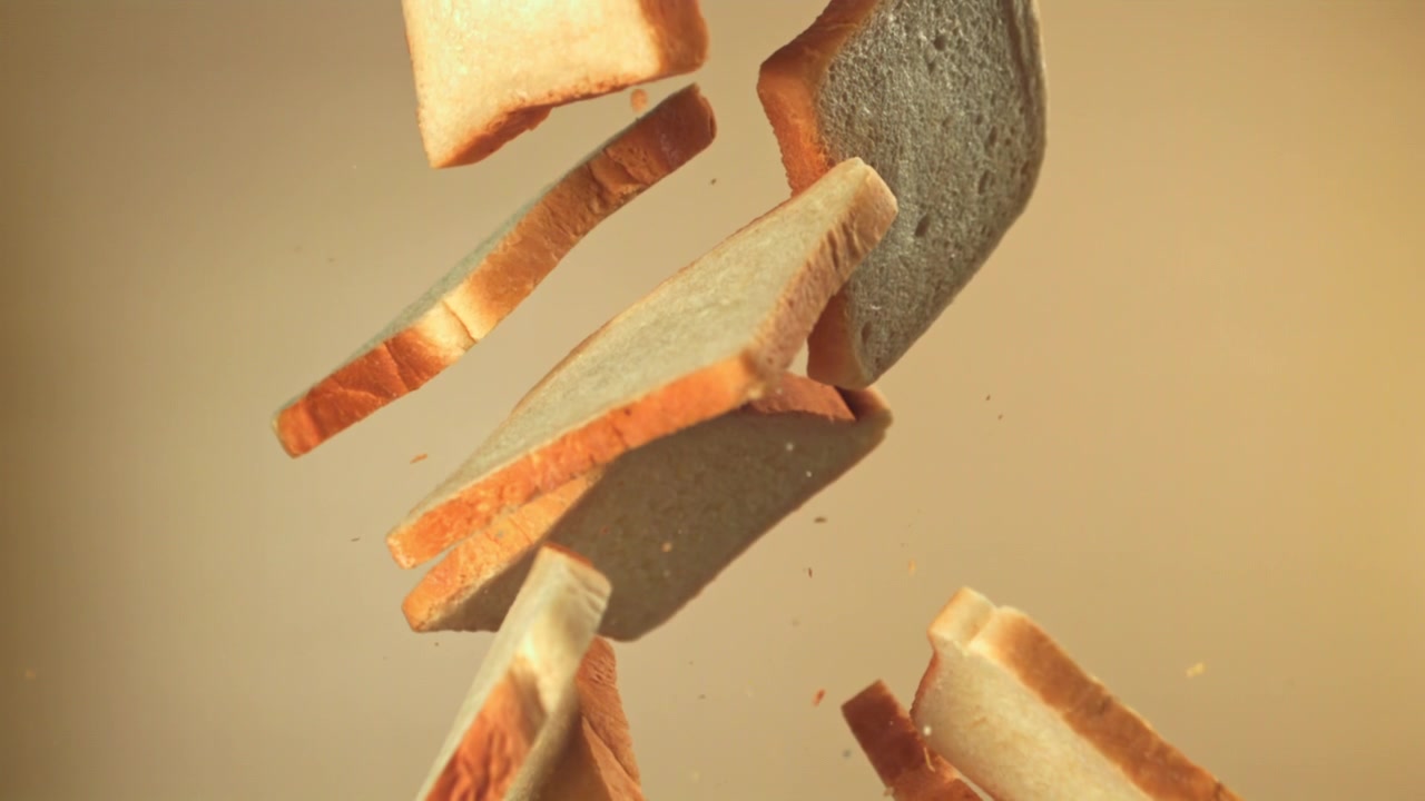 Skiver af hvidt brød falder i slowmotion