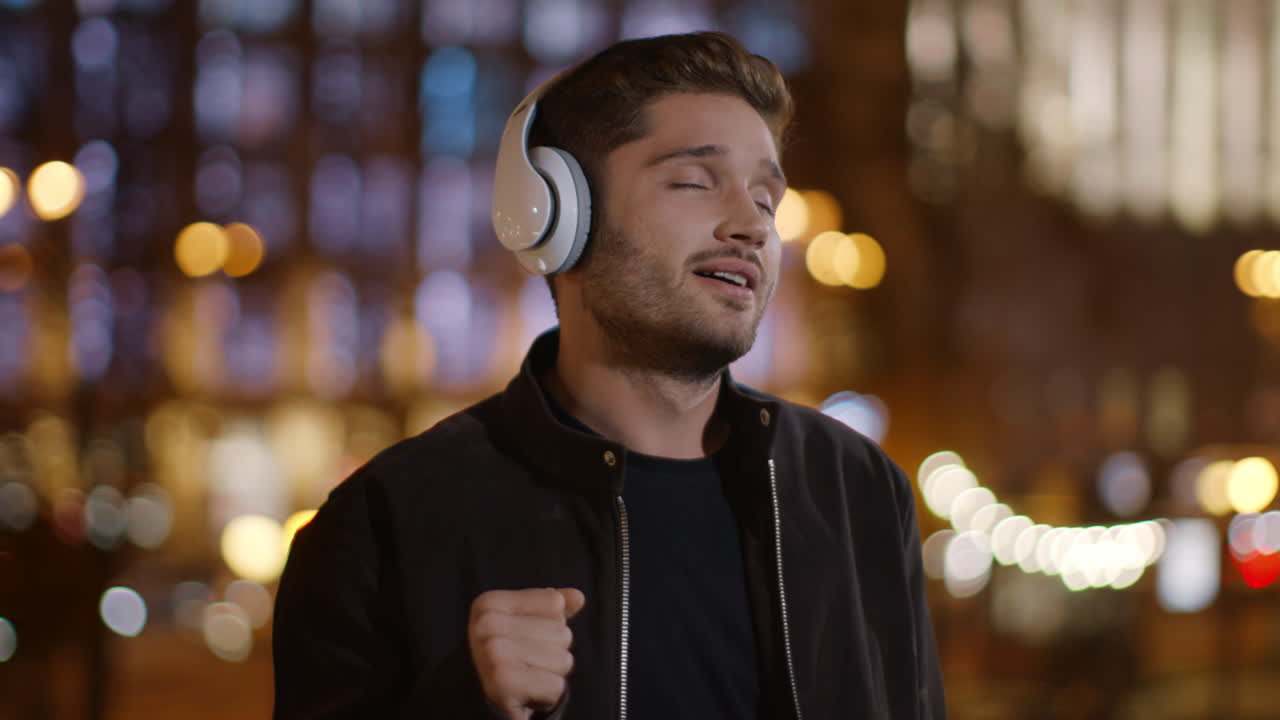un tipo relajado escuchando música con auriculares al aire libre. un hombre tranquilo disfrutando de la melodía.