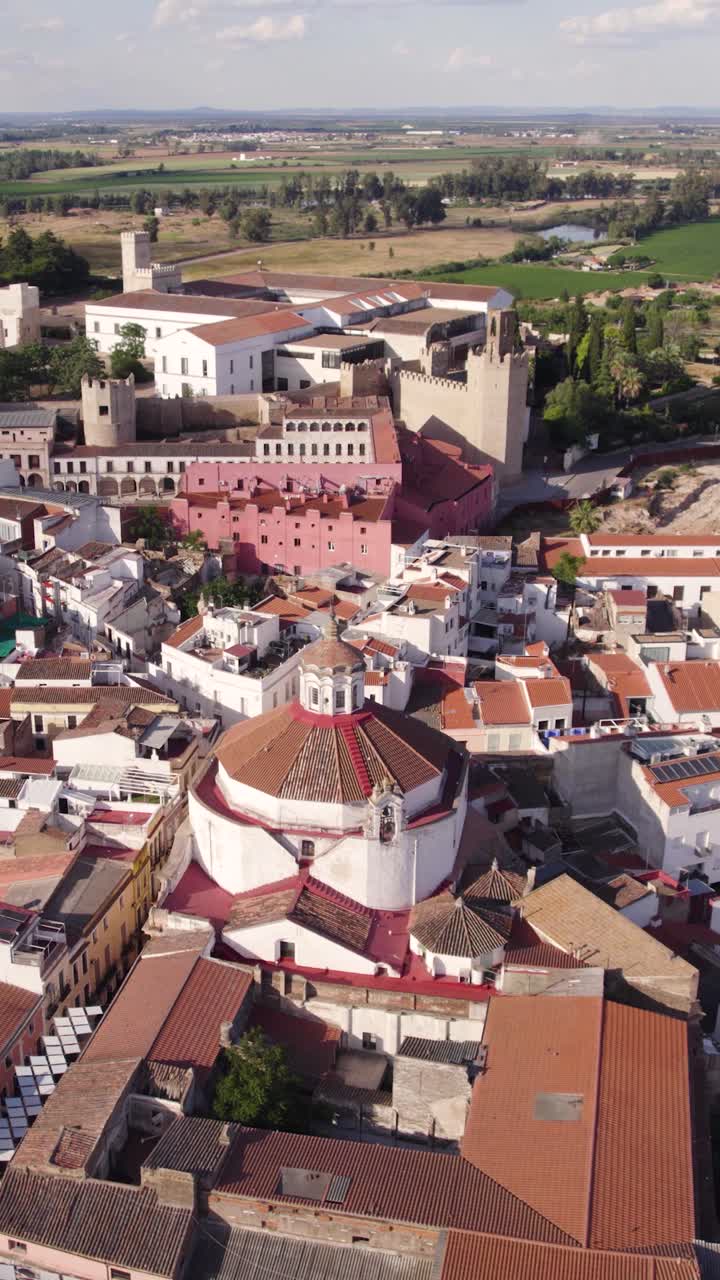 Verticale luchtfoto van de Iglesia de la Concepción met uitzicht op het historische Alcazaba van Badajoz, waarbij de architectuur en de stedelijke lay-out worden benadrukt