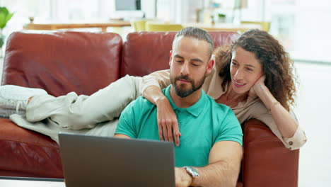 portátil, pareja y redes sociales en el sofá viviendo