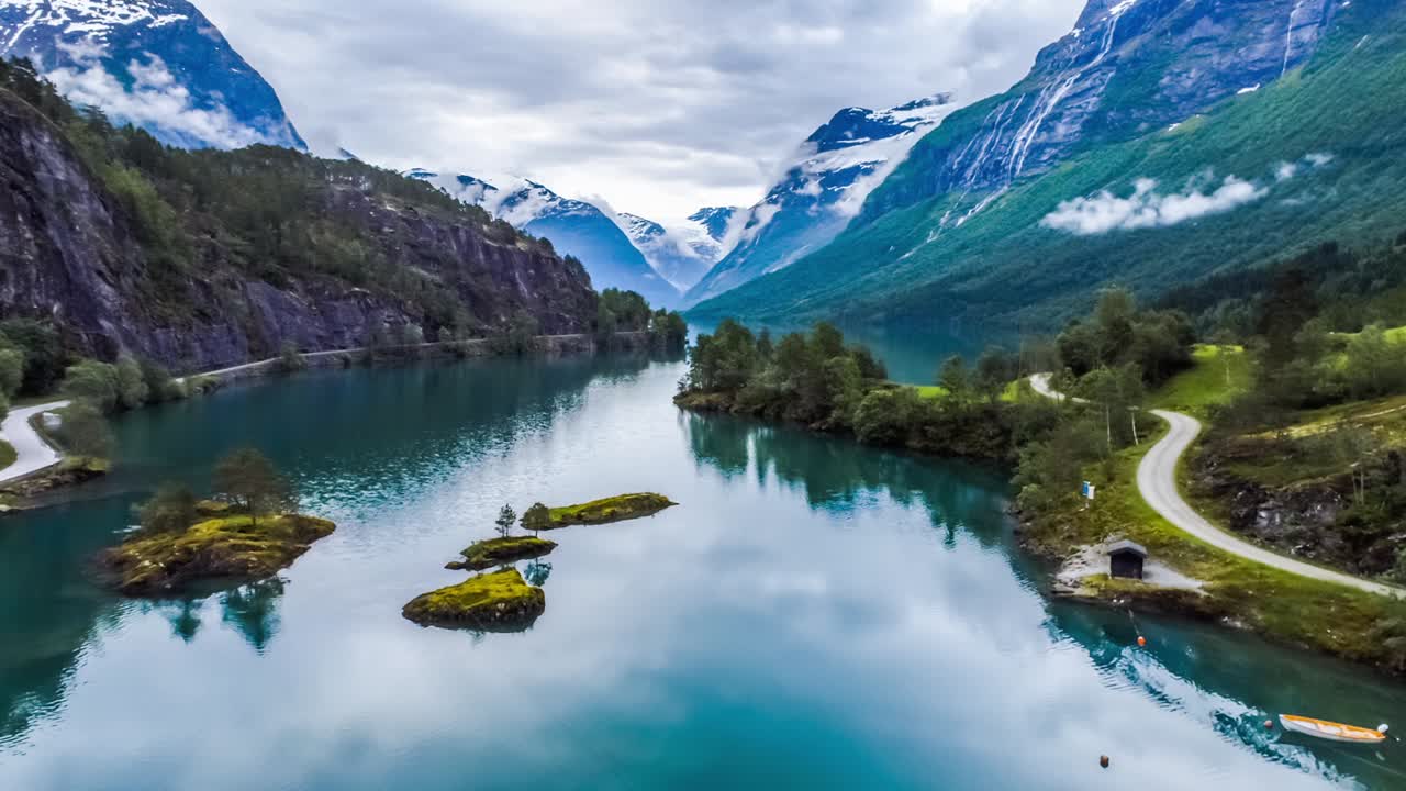 el lago lovatnet es una naturaleza hermosa de noruega.