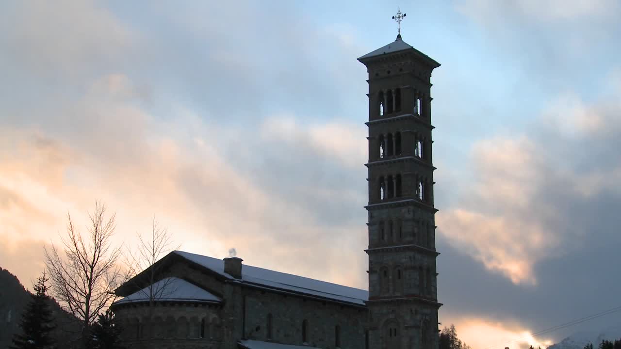 교회 첨탑 뒤로 지나가는 저속 구름