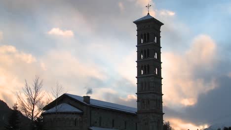 nubes de lapso de tiempo que pasan detrás de un campanario de la iglesia