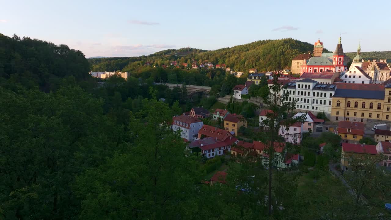 Landsbyen Loket og elven Ohre ved solnedgang midt blant fjell, Karlovy Vary, Tsjekkia