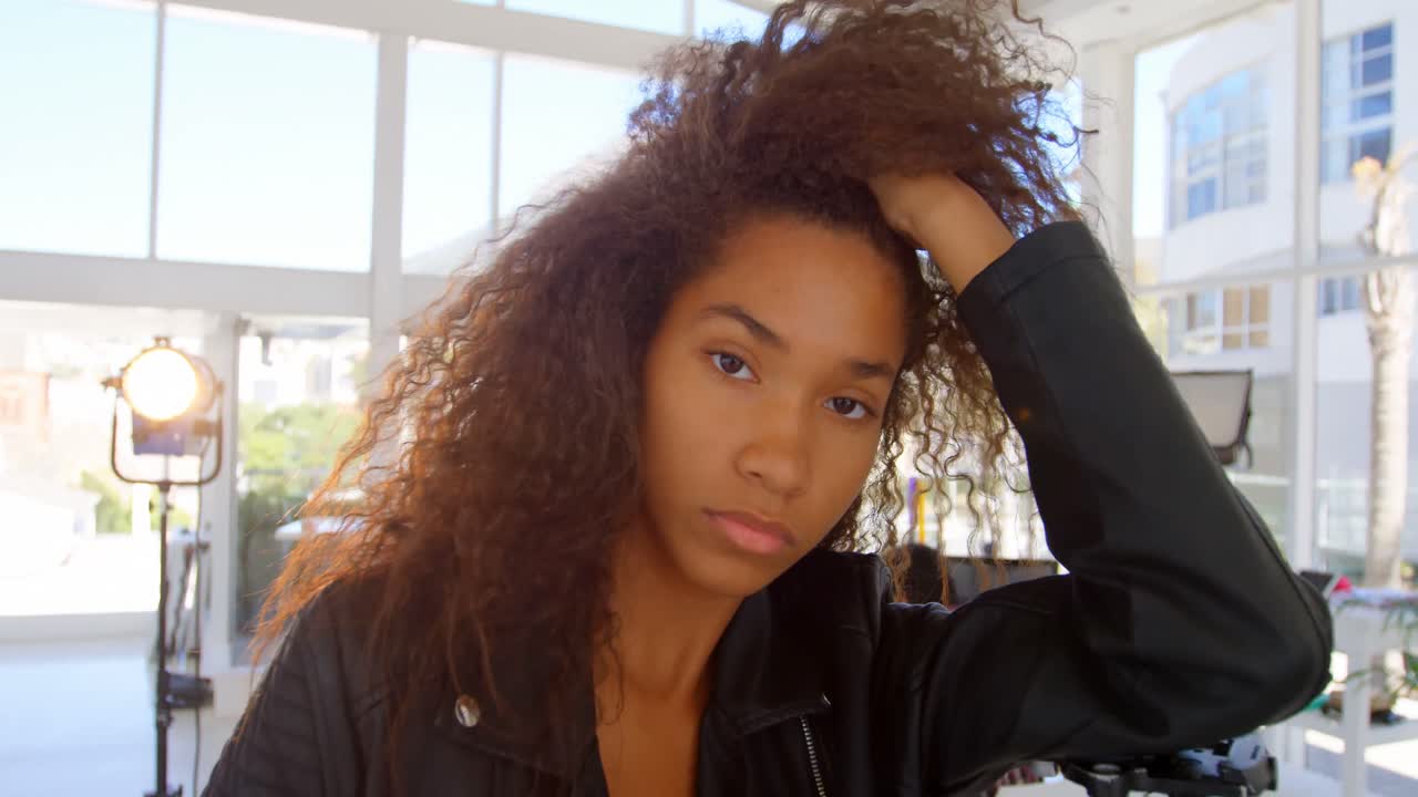 modelo femenina con manos y cabello en el estudio fotográfico 4k