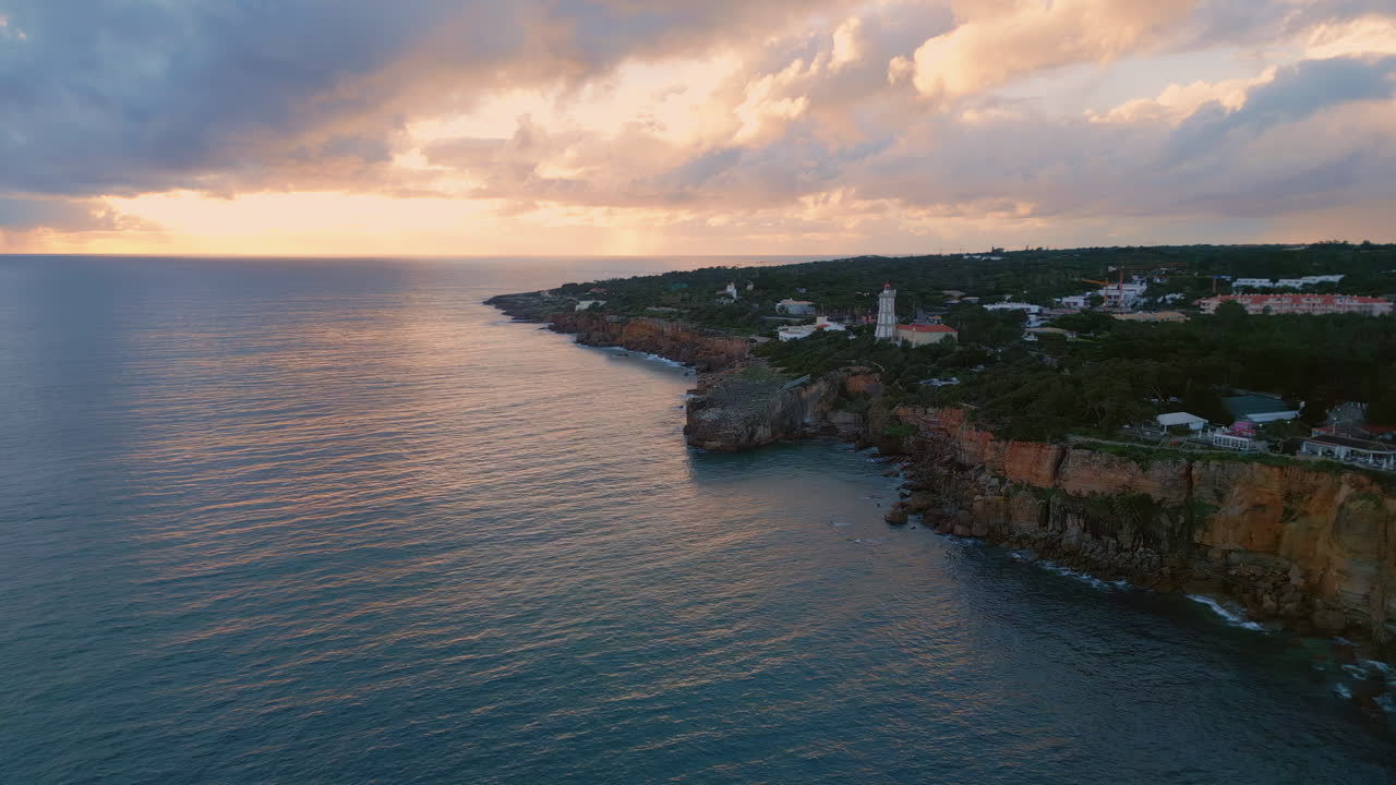 Cielo drammatico e oceano scuro al crepuscolo. Raggi aerei che squarciano le nuvole sull'acqua del mare
