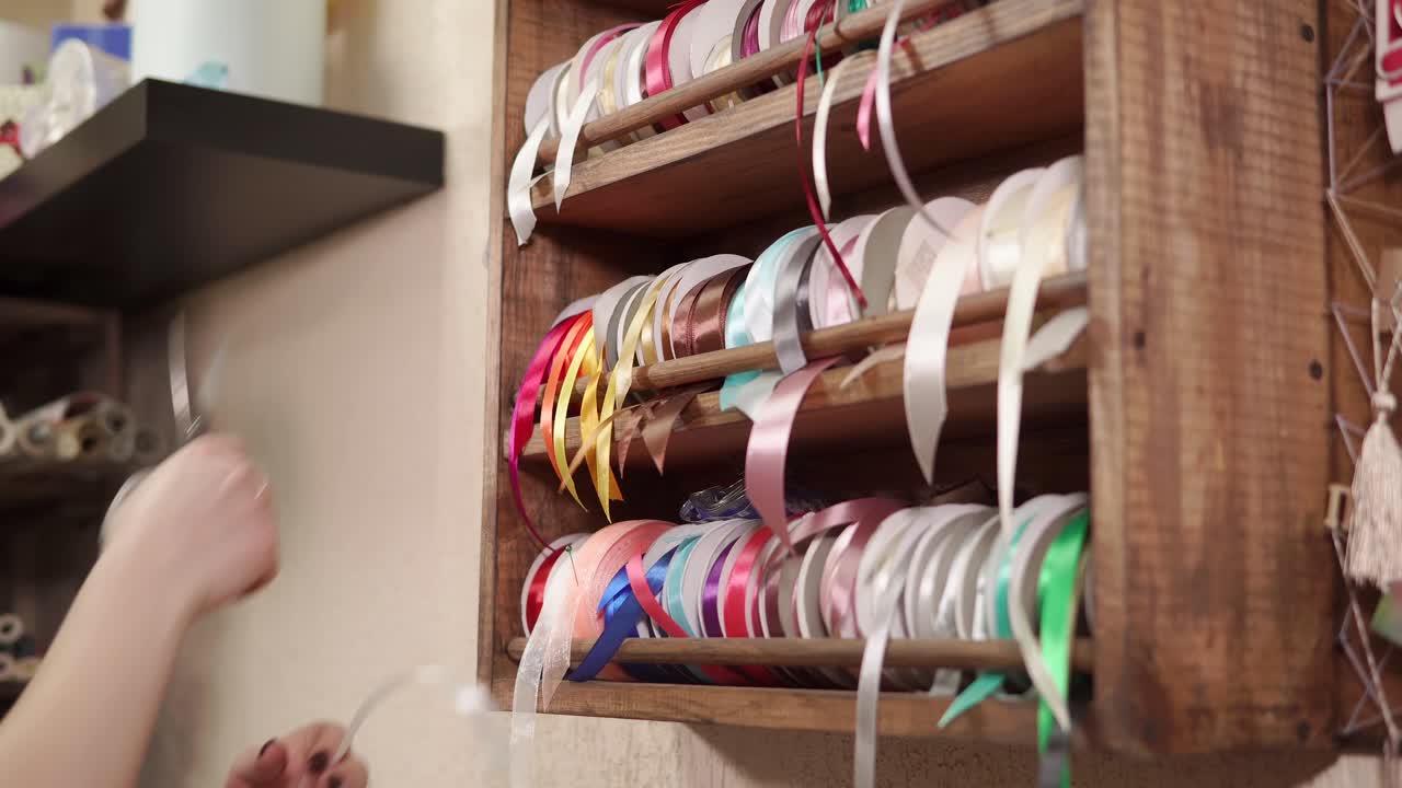 exhibición de cintas coloridas y suministros de artesanía en un taller