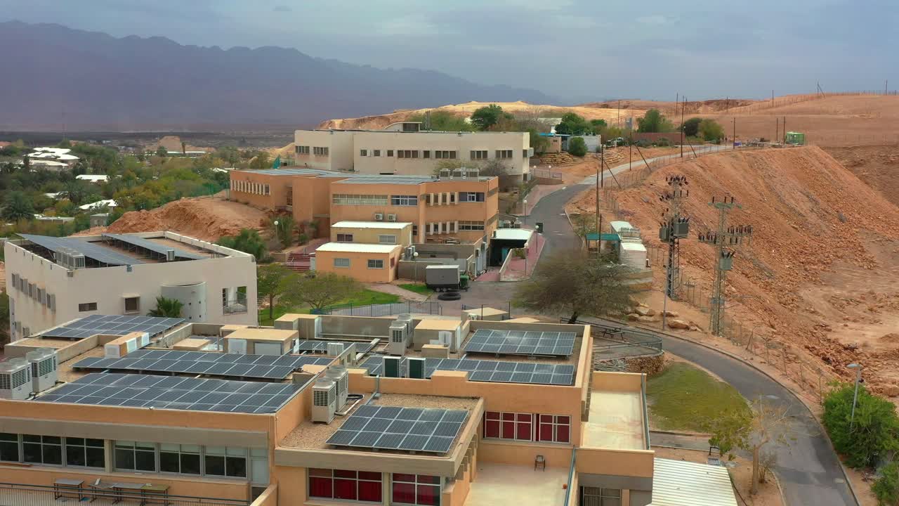 키부츠 요트바타, 남부 아라바, 태양 전지판이 있는 현대적인 건물을 보여주는 이스라엘