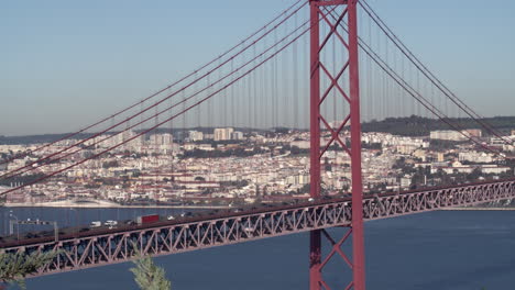 tráfico en el puente de lisboa 25 de abril
