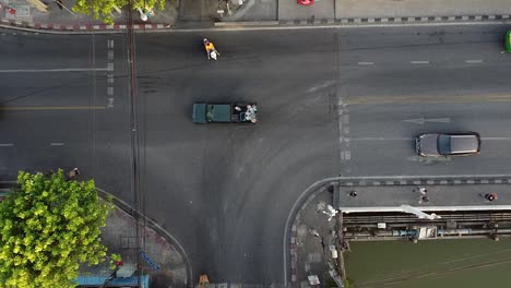 Antena-Directamente-Sobre-Una-Concurrida-Intersección-En-T-De-Una-Carretera-Asiática