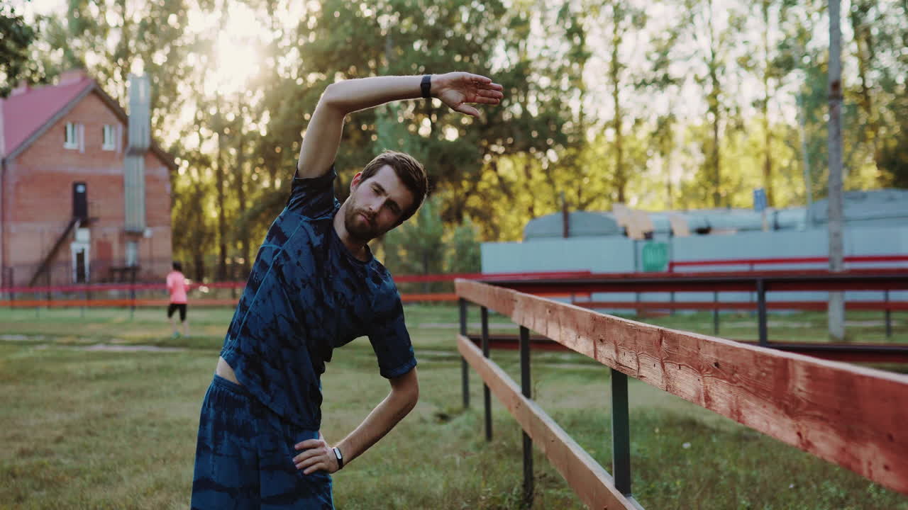 hombre estirándose al aire libre
