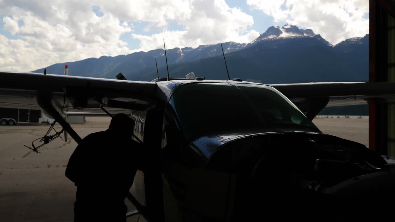 엔지니어가  ⁇ 거 4k에서 항공기를 검사하고 있습니다.