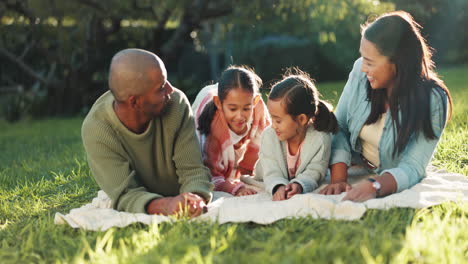 Glückliche-Familie,-Entspannung-Und-Eltern-Beim-Picknick