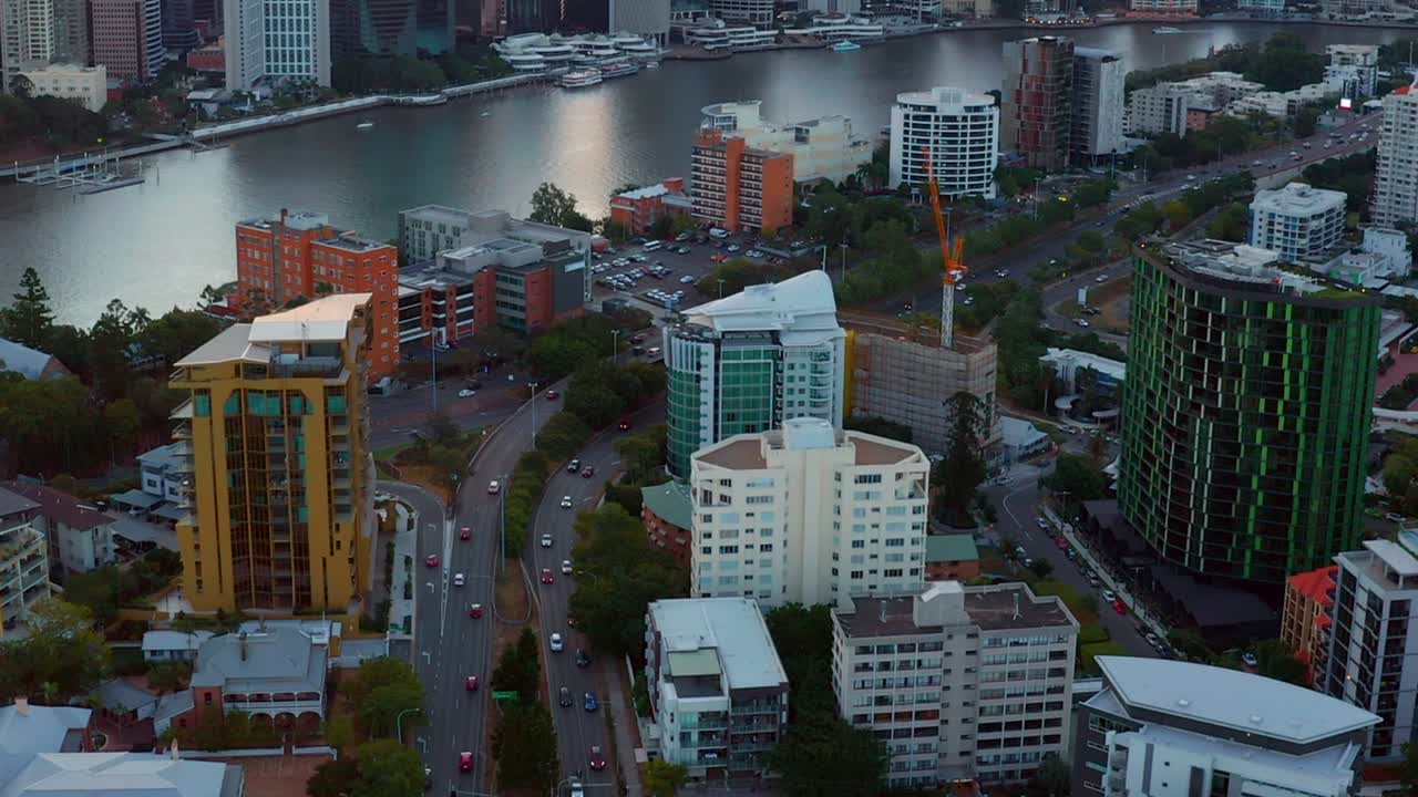 캥거루 포인트, 브리즈번, qld 호주 남부 교외의 도시 도로에서 자동차를 돌진