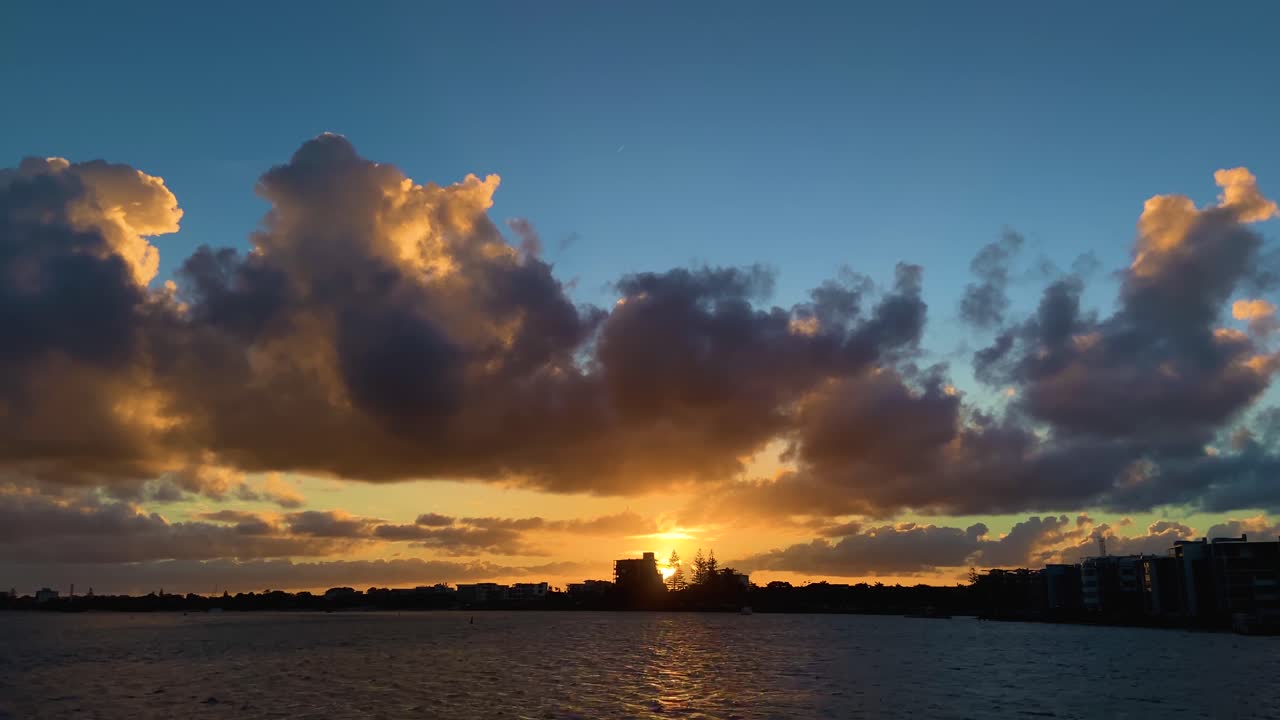 Atemberaubender orange-türkisener Sonnenuntergang über dem Ozean an der Pumicstone Passage, Caloundra