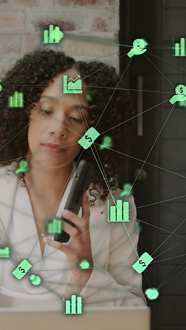 Video verticale: Designer che vede un ping, prende il telefono, chiama mentre scansiona dati e controlla l'ordine