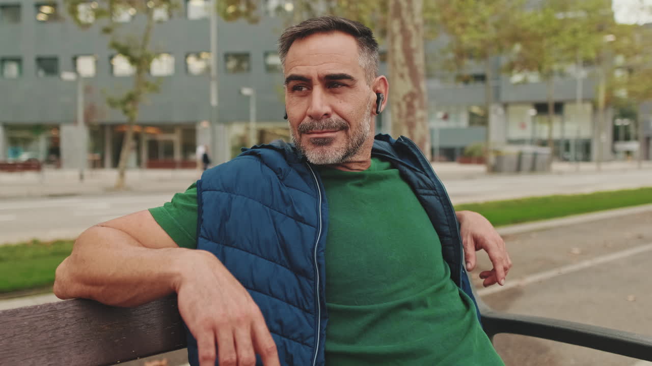 Homem relaxando ao ar livre com fones de ouvido