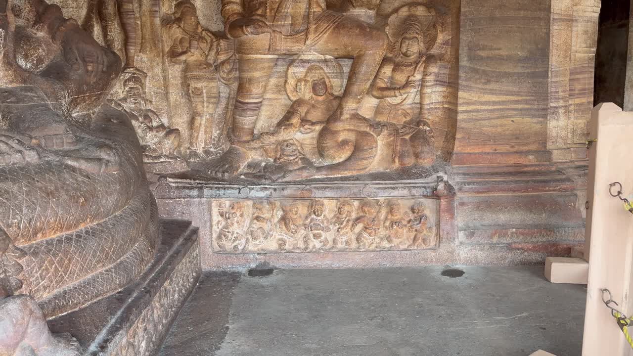 Varaha, avatar di Vishnu che salva Bhudevi, trasportandola delicatamente su un loto mentre lei appoggia la mano sul suo volto con fede. Sheshnaag scolpito sotto. Grotte di Badami del Karnataka, risalenti a 1300 anni fa