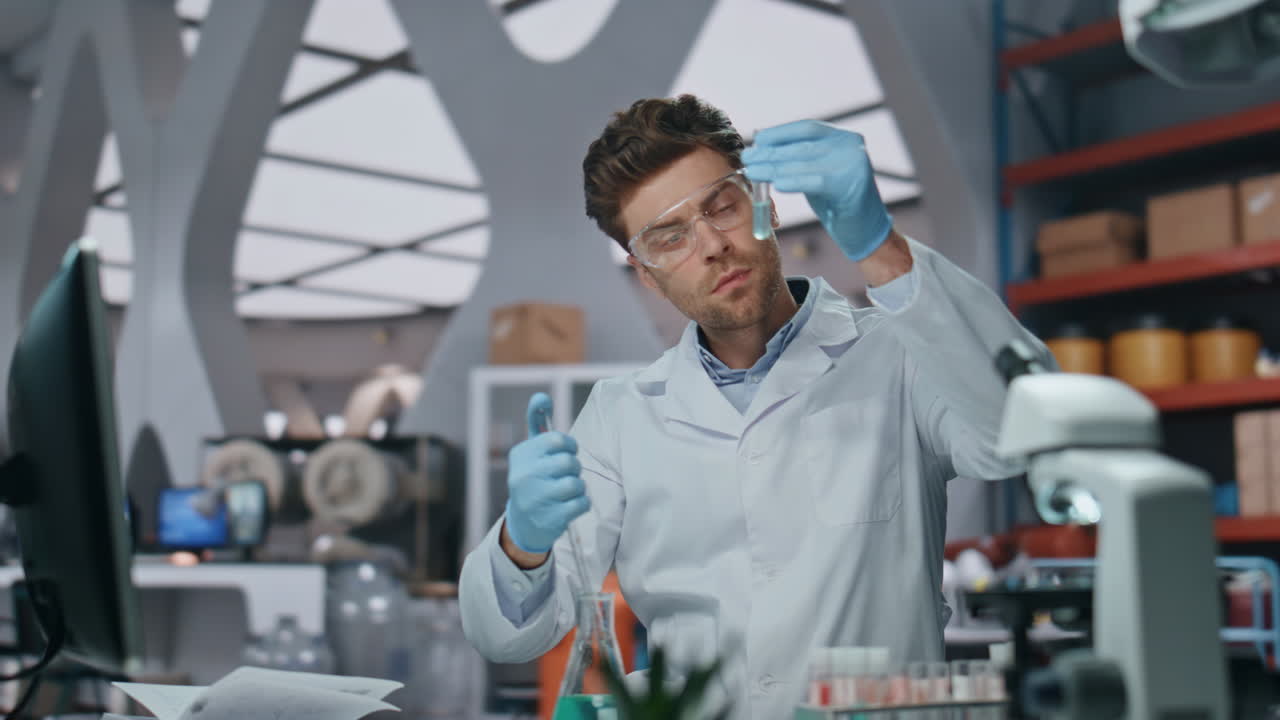 químico médico haciendo experiencia nueva vacuna en laboratorio avanzado de cerca.