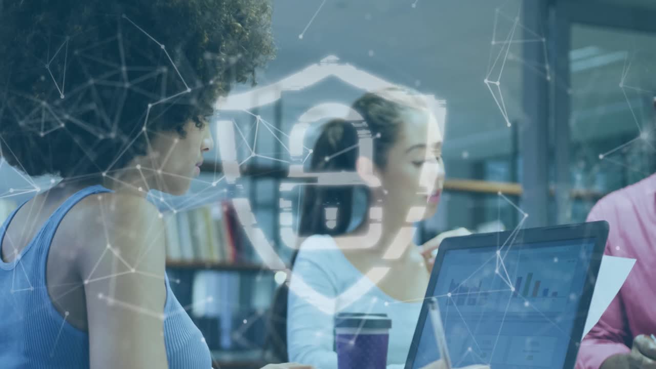 animación del candado de seguridad en línea y procesamiento de datos sobre diversas personas de negocios en la oficina