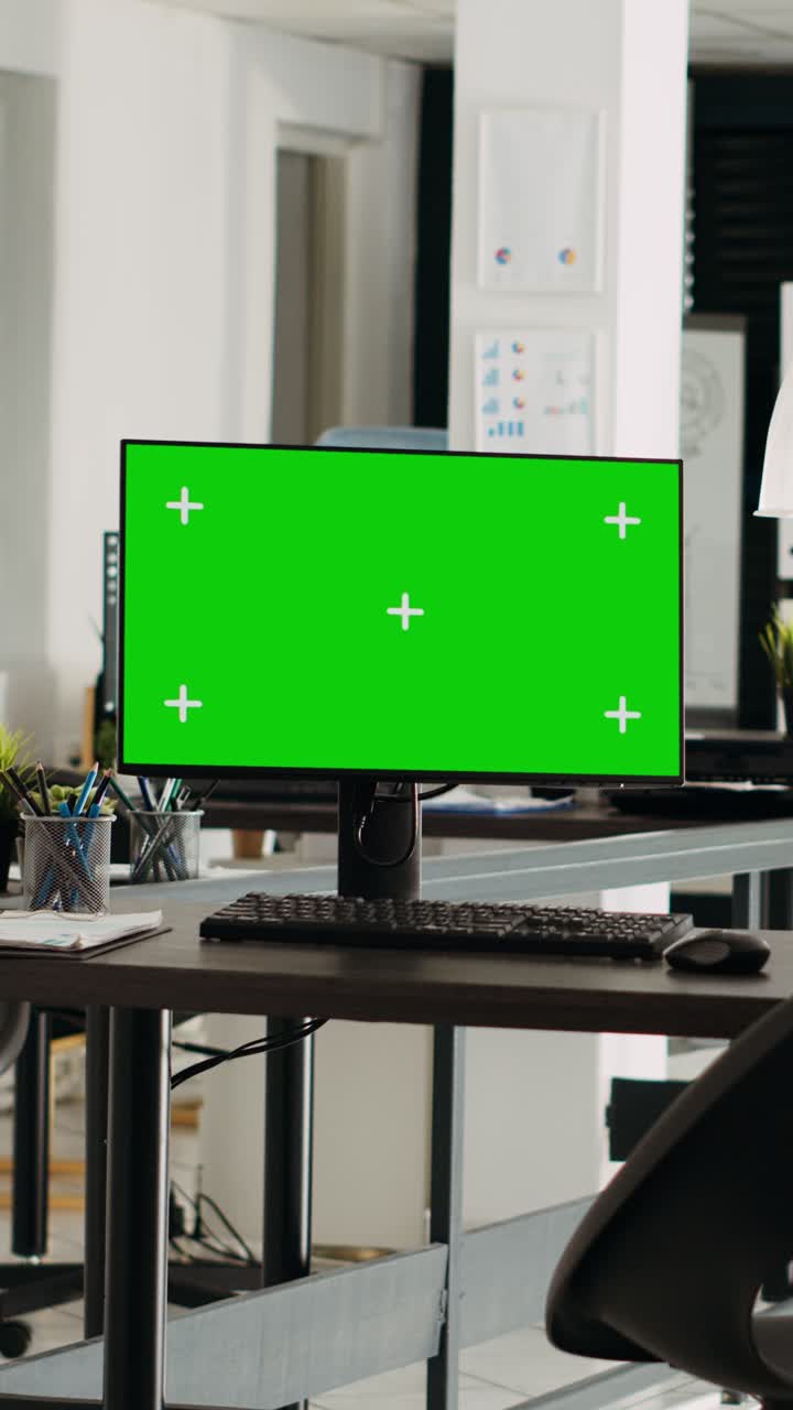 Vertikal video Grønnskjermmonitor i co-working-område