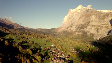 Drohnenaufnahmen-Aus-Der-Luft,-Die-über-Das-Dorf-Grindelwald-In-Richtung-Wetterhorn-Schieben