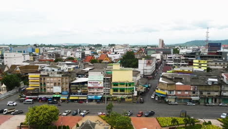 Paisaje-Urbano-Aéreo-De-Surat-Thani,-Una-Ciudad-En-Amphoe-Mueang-Surat-Thani,-Imágenes-De-Drones-En-El-Sur-De-Tailandia