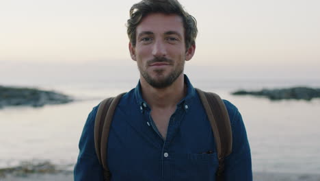 Retrato-De-Un-Hombre-Caucásico-Atractivo-Y-Encantador-Sonriendo-Confiado-En-Una-Tranquila-Playa-Junto-Al-Mar