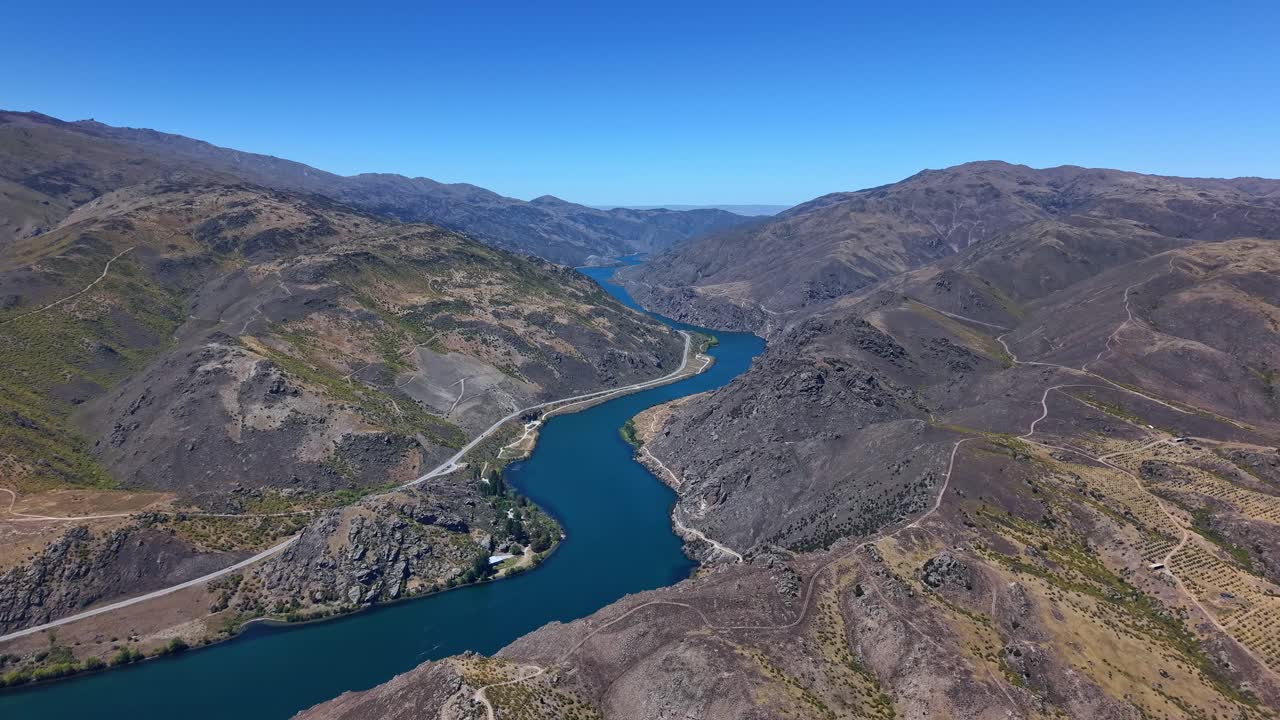 Stunning aerial view of Lake Dunstan trail and Clutha River in New Zealand