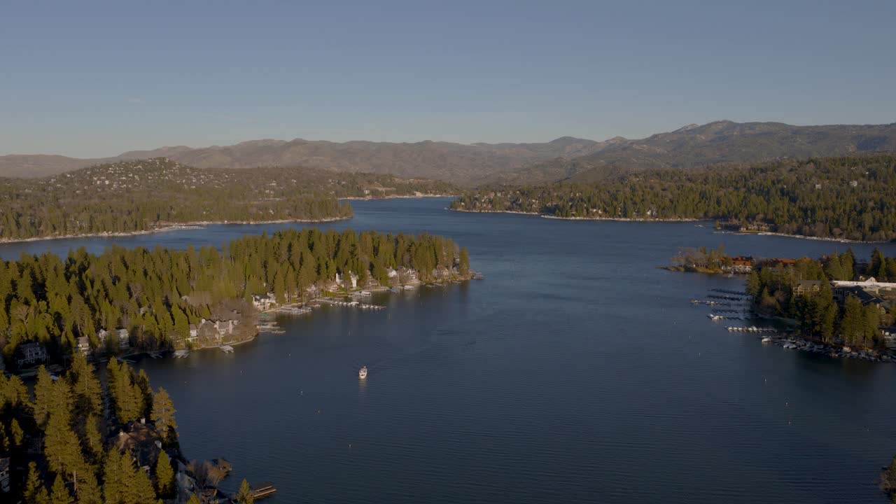 Nascer do sol em tomada de drone voando sobre o Lago Arrowhead em direção às montanhas