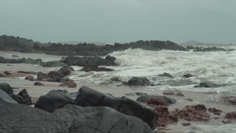 Olas-Del-Océano-Chocando-Contra-Las-Rocas-En-Tierra