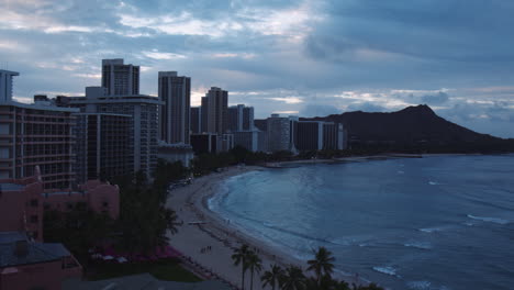 Hotels-and-Resorts-on-Waikiki-Beach-with-Diamond-Head-in-the-Background,-A-Scenic-Panorama-at-Dawn,-Panning-Right,-Hawaii