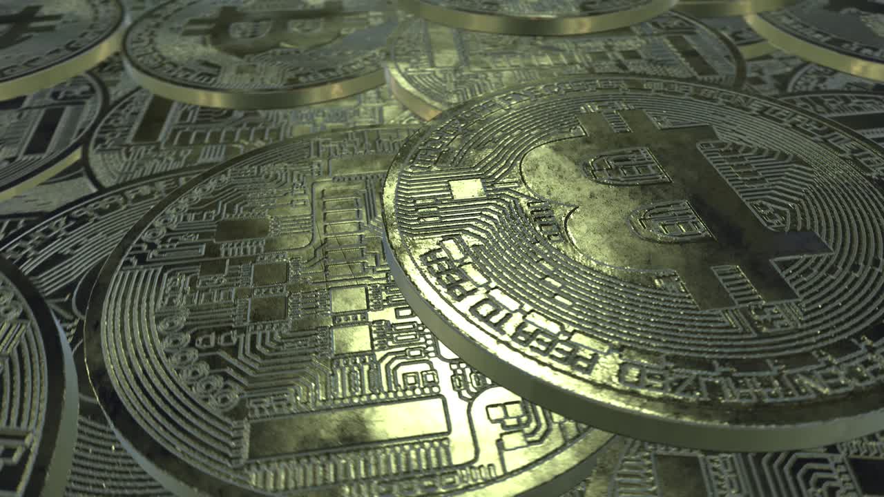 un video en primer plano de varios bitcoins brillantes plateados de oro juntos que simbolizan el mercado de bitcoins, tecnología moderna, finanzas, internet, comercio, etc.