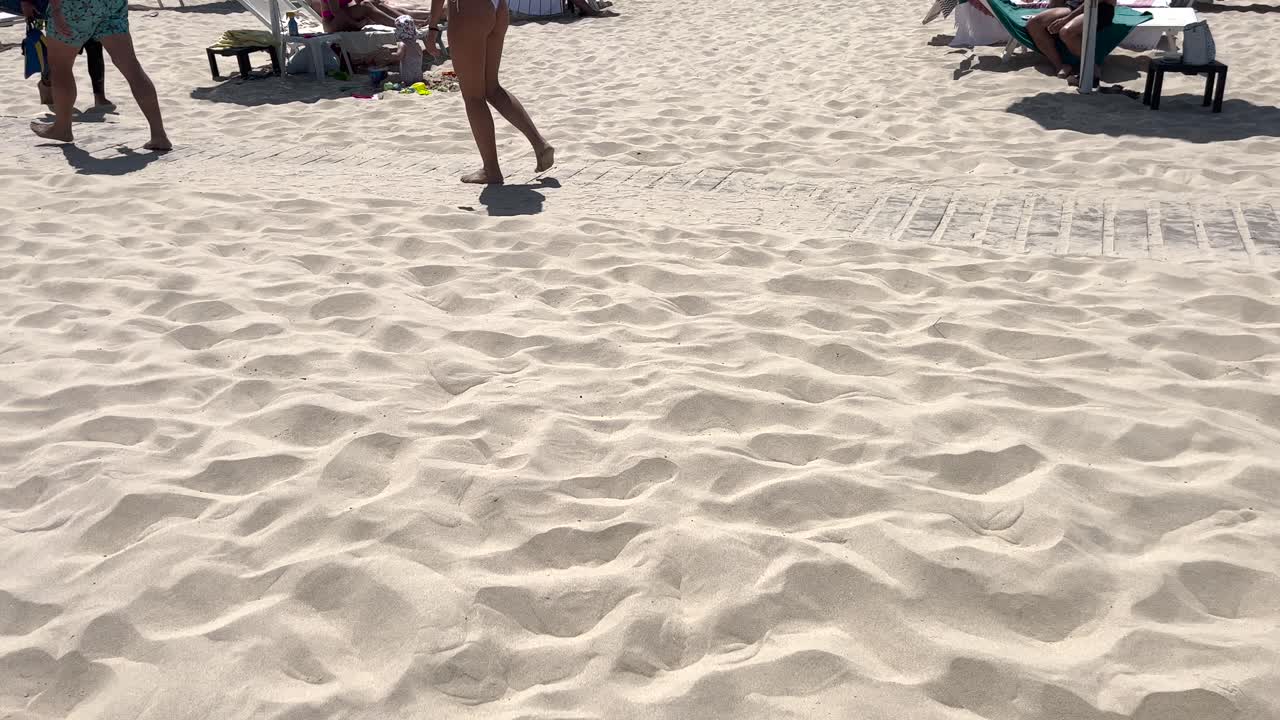 ⁇  비키니 를 입은 적당 한 여자 가 아름다운  ⁇ 빛 날 해변 도로 를  ⁇ 고 있는 클로즈업