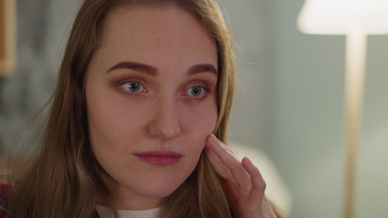 mujer sorprendida y decepcionada mira las noticias de última hora