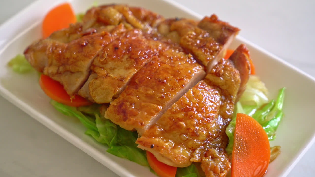 양배추와 당근을 곁들인 철판 구이 데리야끼 치킨 스테이크