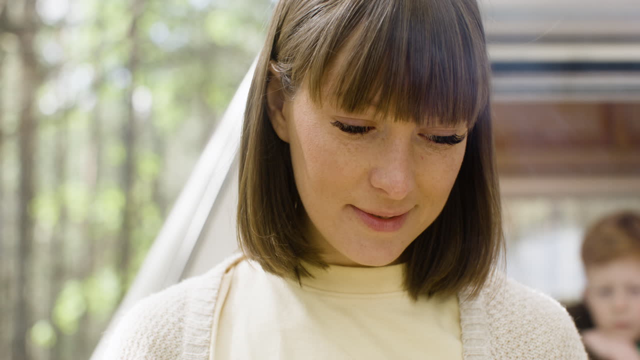 야외 바베큐 그릴에서 요리하는 웃는 여자