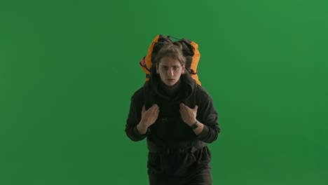 hombre con mochila en la pantalla verde
