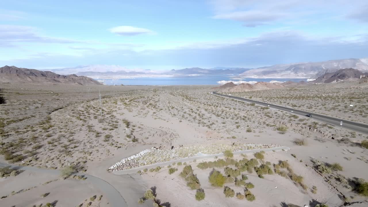 lake mead tiro de ancho de boulder city, nevada y el video del dron se mueve hacia arriba
