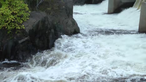 Turbulencia-De-Agua-En-Las-Cataratas-Del-Trueno,-Presa-De-Las-Cataratas-Woonsocket,-Providencia,-Rhode-Island,-Río-Blackstone