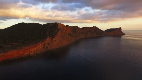 Vista-Del-Hermoso-Mar-Y-Montaña