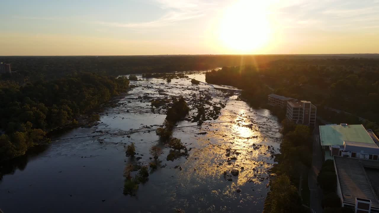 james river a la hora dorada en richmond, virginia | vista aérea panorámica hacia arriba | otoño 2021