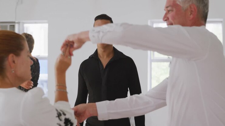 professor de dança de raça mista masculino tomando uma aula de dança de salão em um estúdio de dança